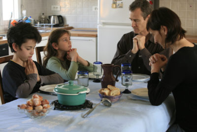 Prière avant le repas en famille