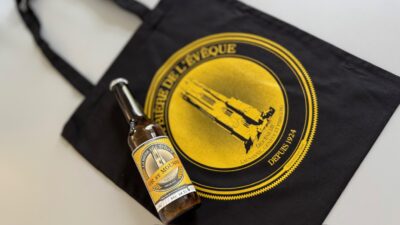 bière de l'évêque or et mousse