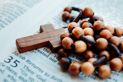 chapelet posé sur un livre : sens du chapelet