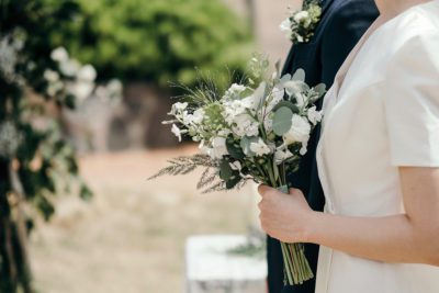 mariage-époux-devant-autel-robe-de-mariée-blanche